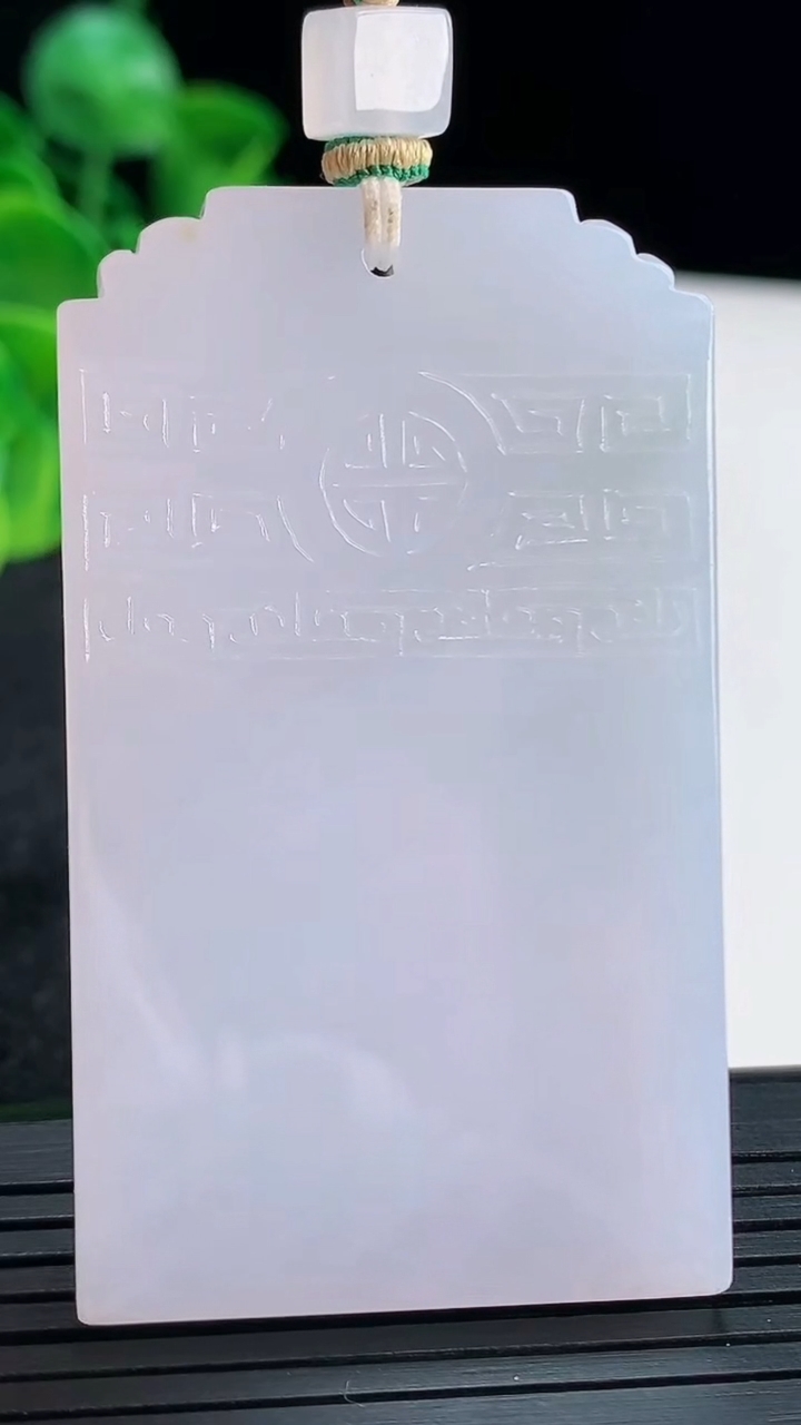 天然A货翡翠紫罗兰仿古无事牌吊坠尺寸58.3-34.2-5.8重量:45.31g
4月15日