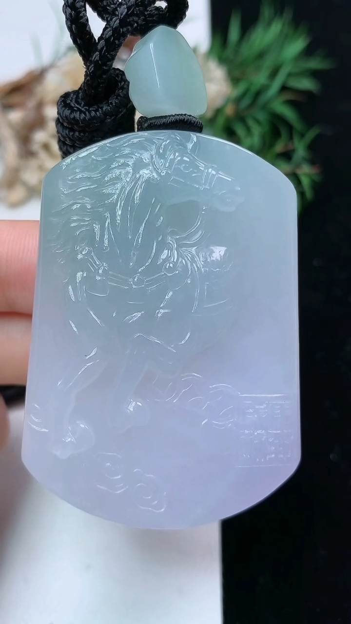 天然A货翡翠春带彩 紫罗兰生肖马牌吊坠，尺寸51.7-37.8-10.8，重量:52.00g
4月15日