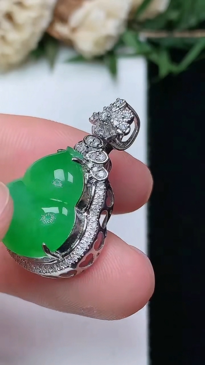 天然A货翡翠葫芦吊坠，尺寸26.3-16.5-10.2，裸石15.5-14，重量:4.54g
4月15日