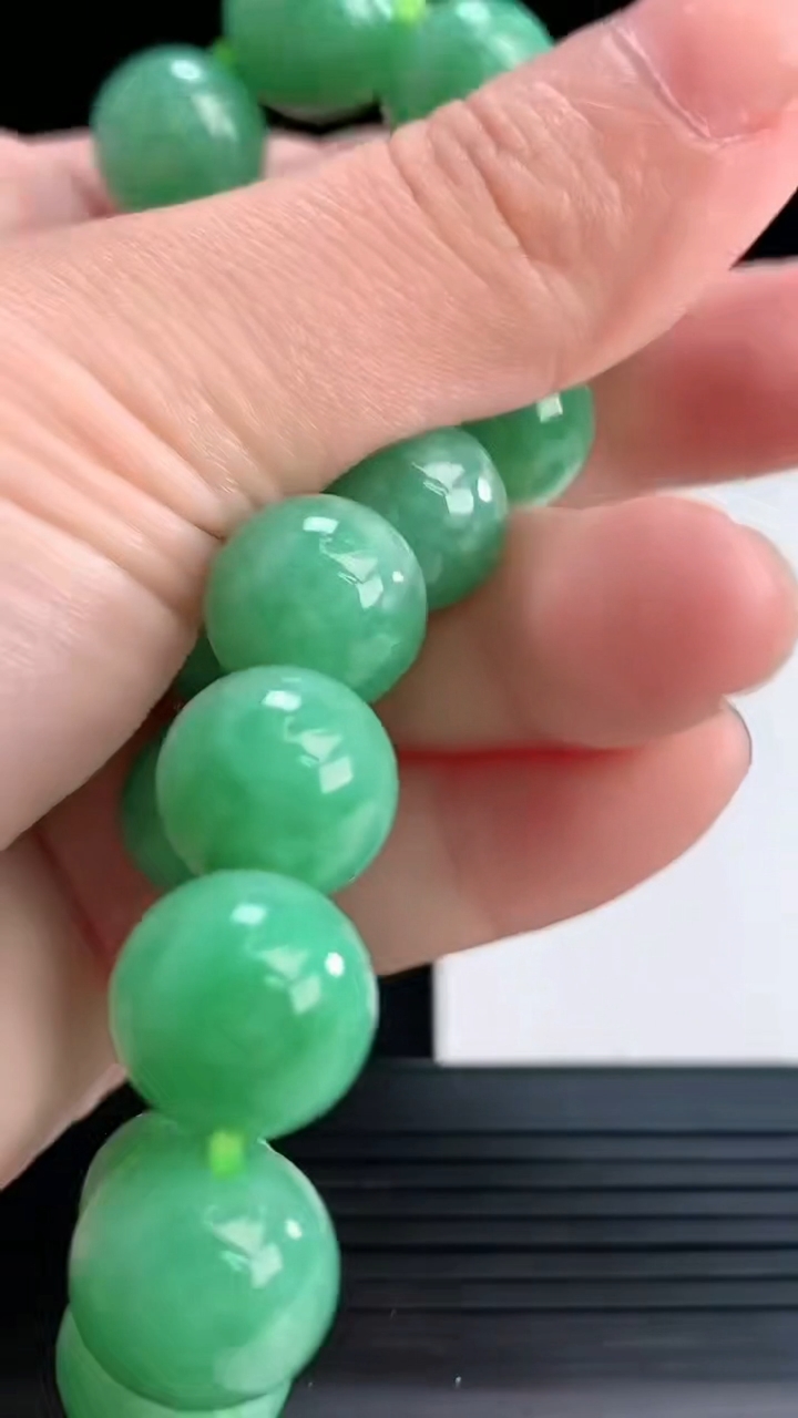天然A货翡翠圆珠手串尺寸11.7-17颗重量:49.17g4月15日
工厂直销收藏佳品,种好水足，色泽均匀，有种有色，上手高大气！