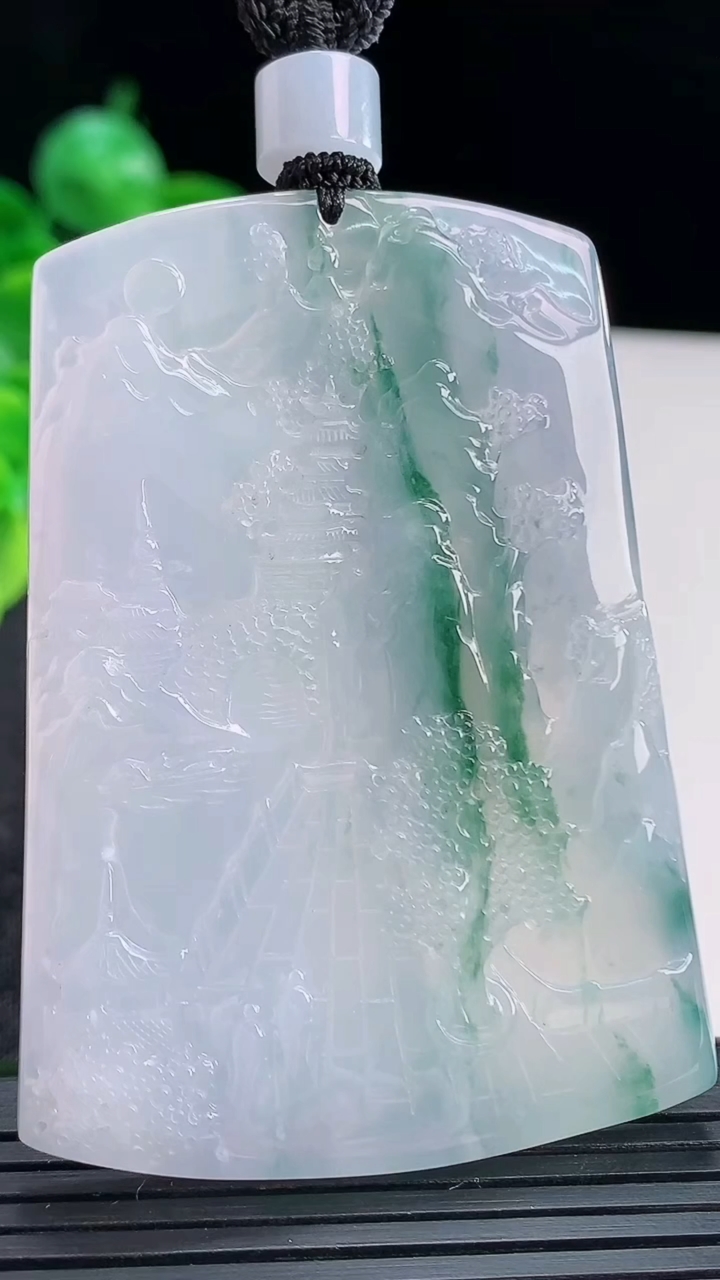 天然A货翡翠紫罗兰飘花山水牌吊坠尺寸62.4-44.9-5.2重量:44.30g
4月15日