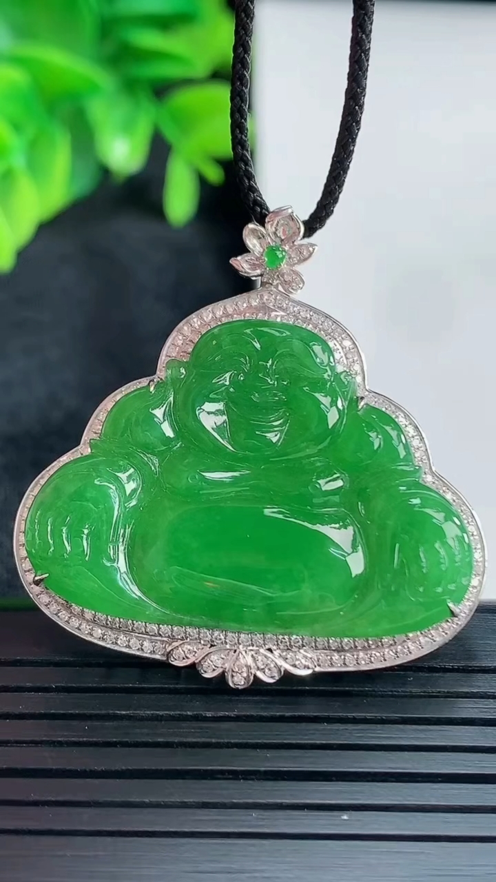 天然A货翡翠佛公吊坠尺寸39-37.2-7.6裸石24.3-34重量:8.66g
4月15日