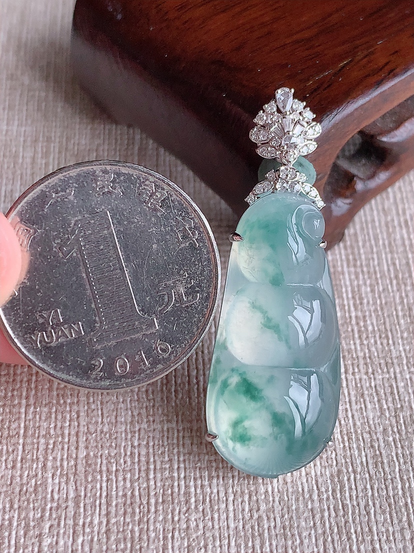 天然A货翡翠18K金伴钻镶嵌飘花四季豆福豆平安豆吊坠 
尺寸41.6-30-14.5-10.2mm 重量9.08g 0414