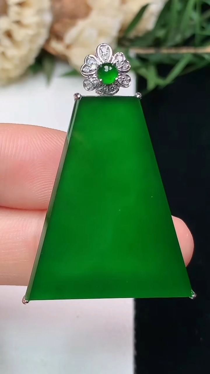 天然A货翡翠无事牌吊坠，尺寸29.3-22-6.9，重量:6.95g
4月15日