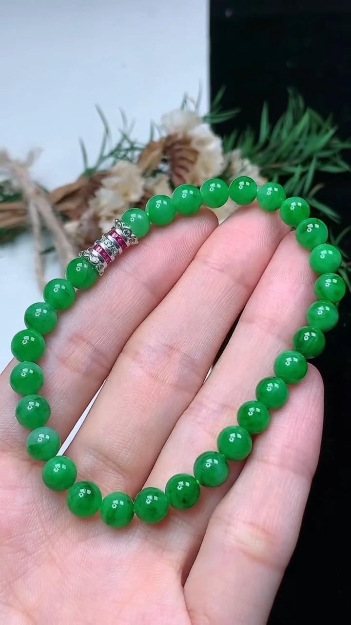 天然A货翡翠圆珠手串，尺寸6-29颗，重量:11.69g4月15日
工厂直销收藏佳品,种好水足，色泽均匀，有种有色，上手高大气！