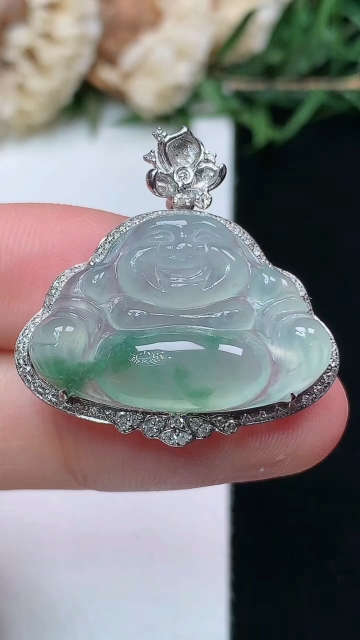 天然A货翡翠飘花佛公吊坠，尺寸27-26.7-8.6，裸石16-24.2，重量:4.72g
4月15