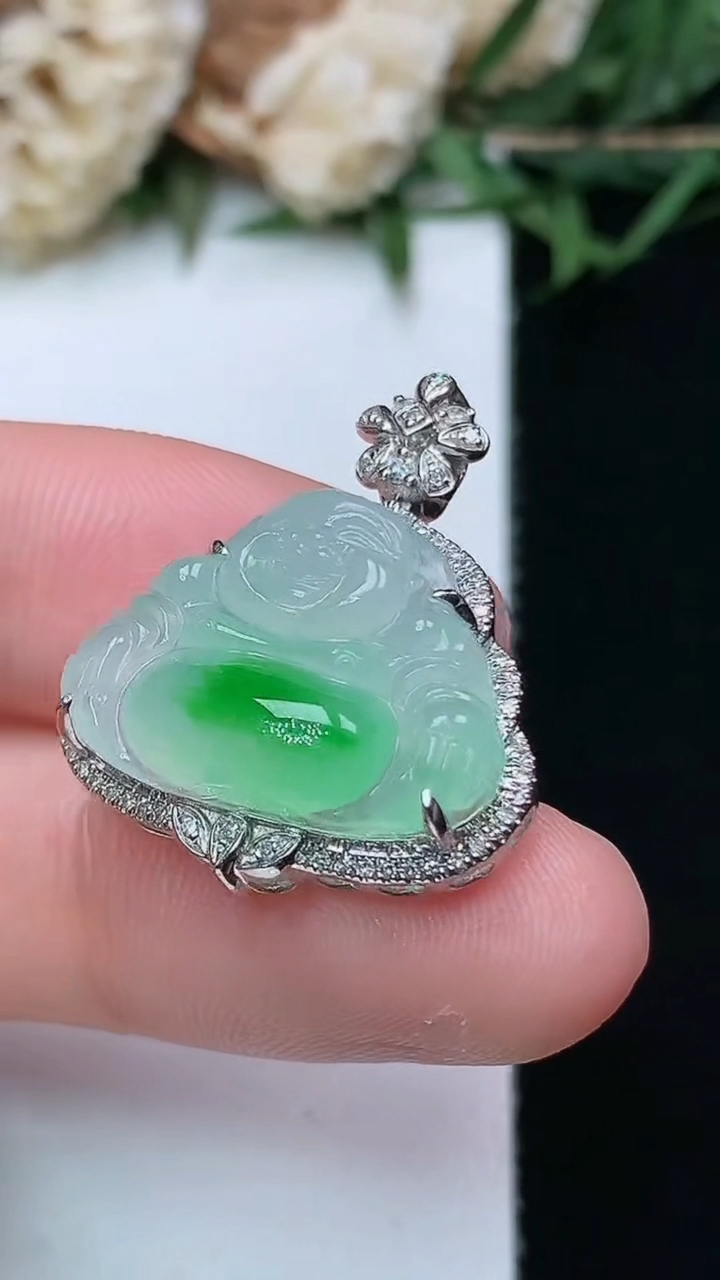 天然A货翡翠佛公吊坠，尺寸24.7-21.3-8.5，裸石14-18.8，重量:4.00g
4月15日