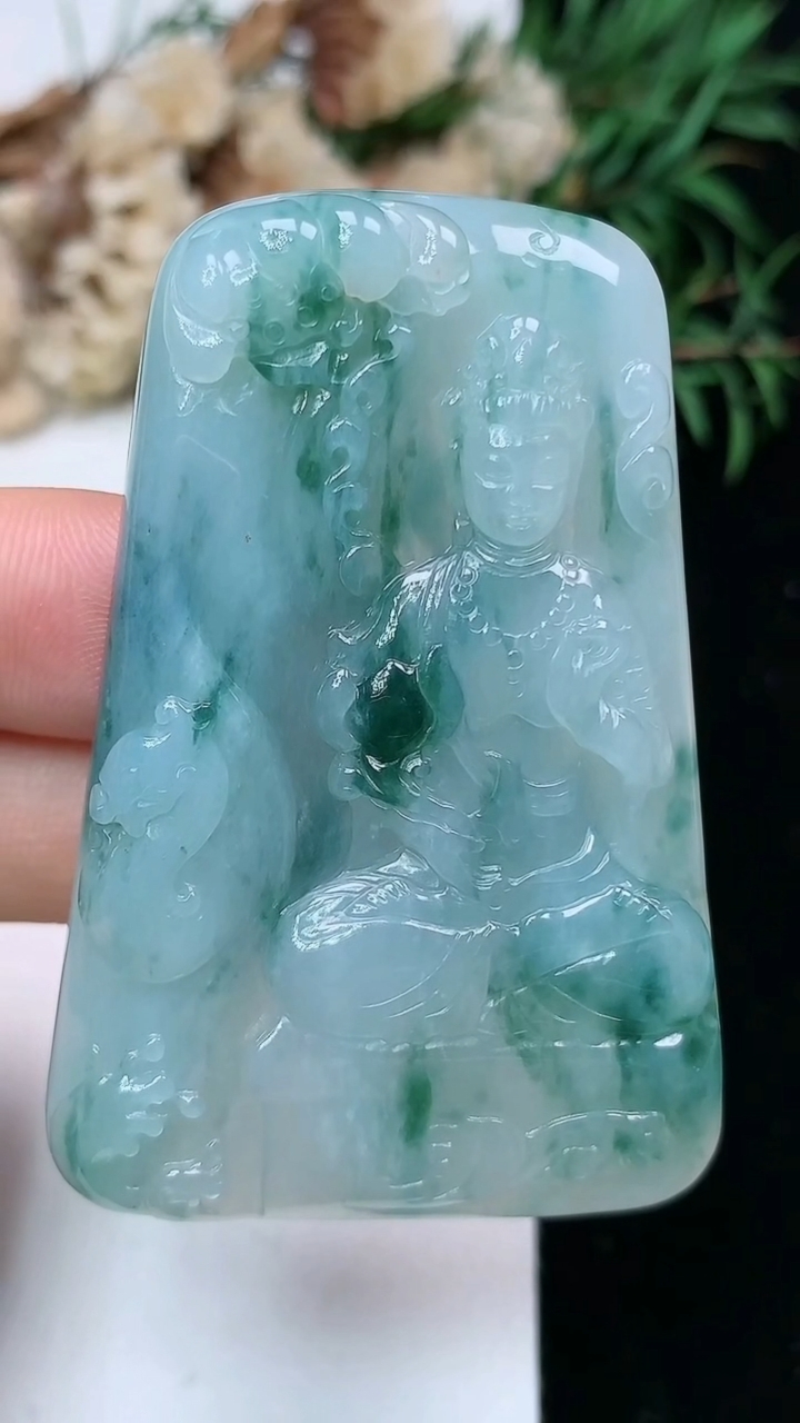 天然A货翡翠飘花大势至观音菩萨吊坠，尺寸54-36.7-7.6，重量:33.00g
4月15日