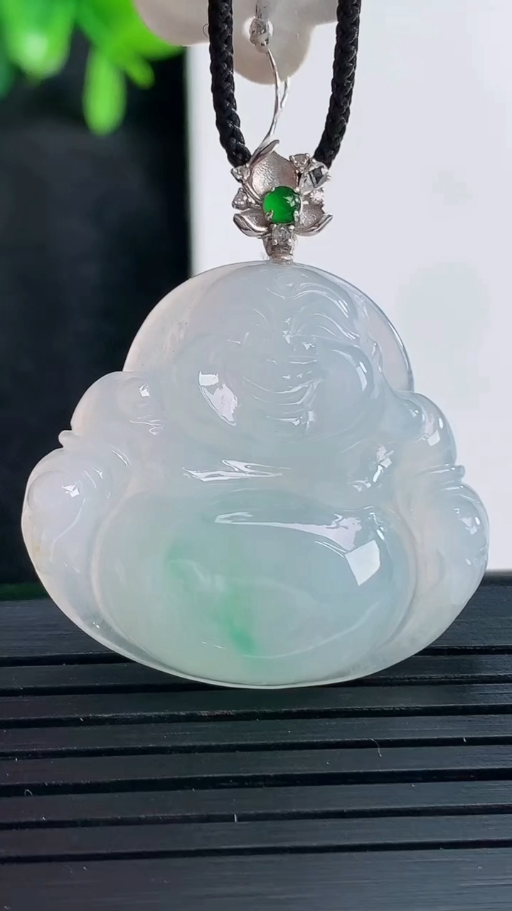 天然A货翡翠佛公吊坠尺寸35.7-31.5-6重量:8.96g
4月15日