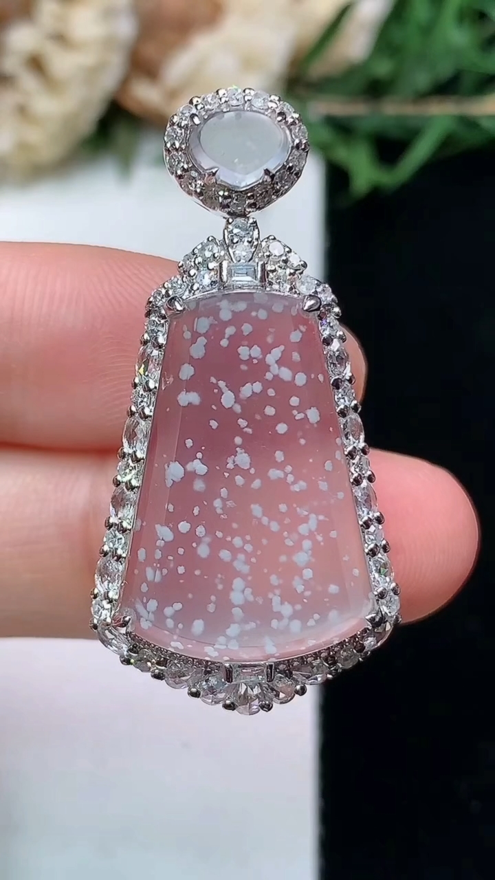 天然A货翡翠白冰无事牌吊坠，尺寸36.7-18.6-9，裸石21.3-13.5
4月15日，重量:5