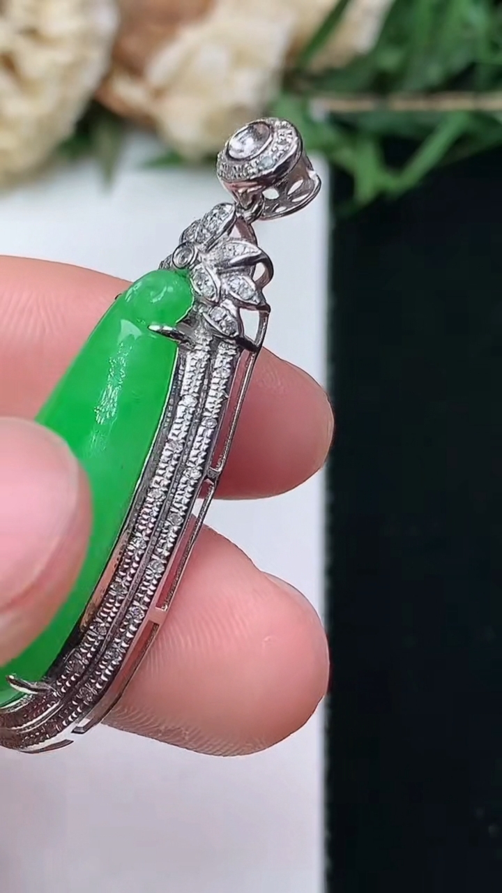 天然A货翡翠福瓜吊坠，尺寸38.6-13.7-7.8，裸石26.6-10.5，重量:5.21g
4月15日