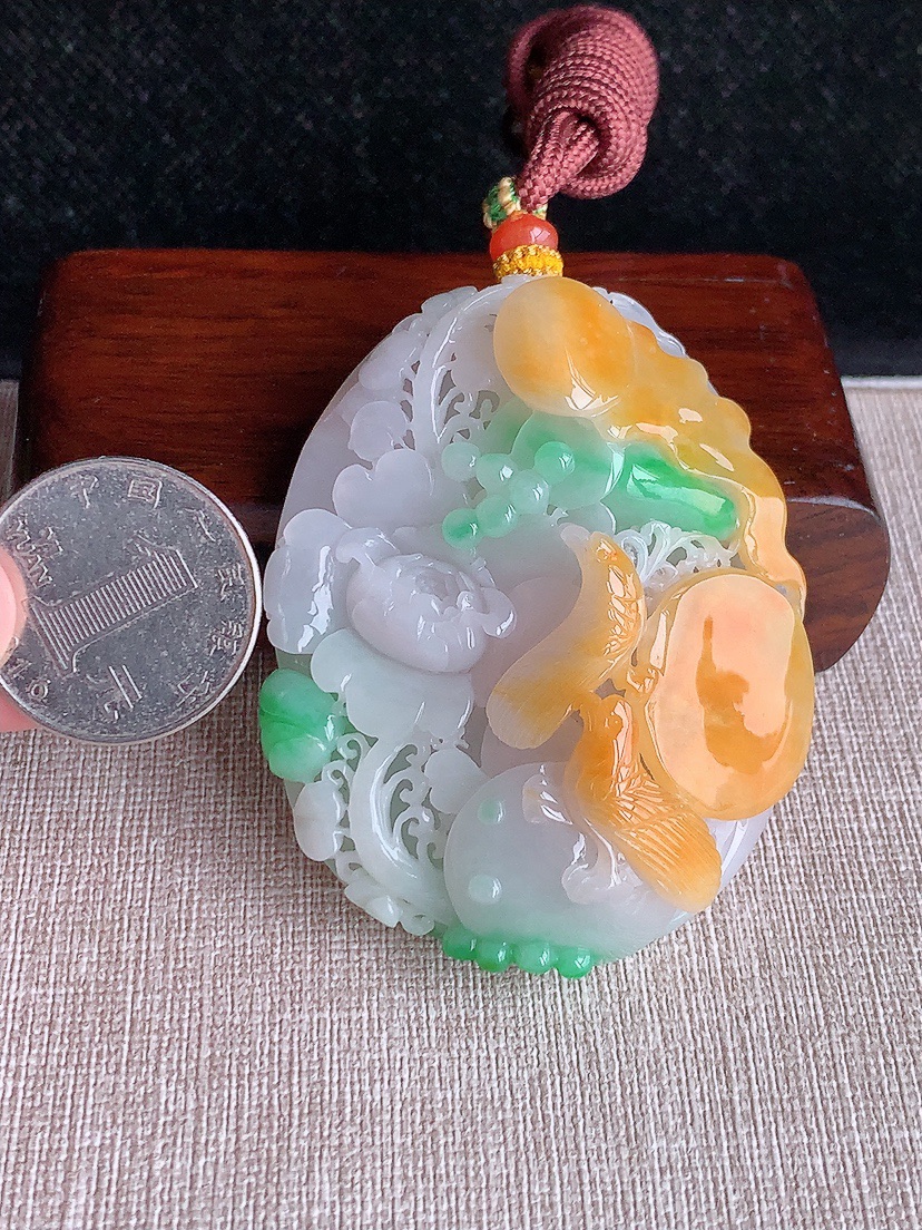天然A货翡翠黄加绿双彩鸟语花香吊坠  
尺寸62.3-49.2-19.5mm 重量88.95g 0414
