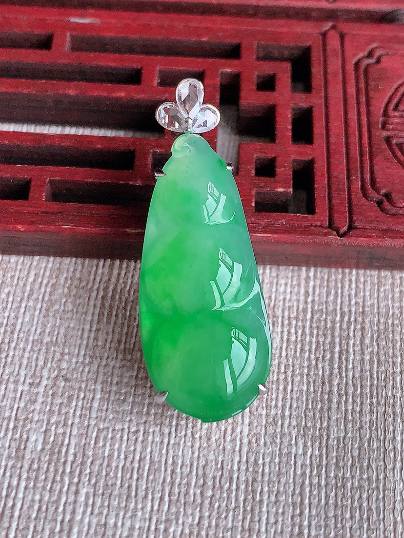 天然A货翡翠18K金伴钻镶嵌阳绿四季豆福豆平安豆吊坠 
尺寸36-29.5-13.2-10.2mm 重量6.55g 0414