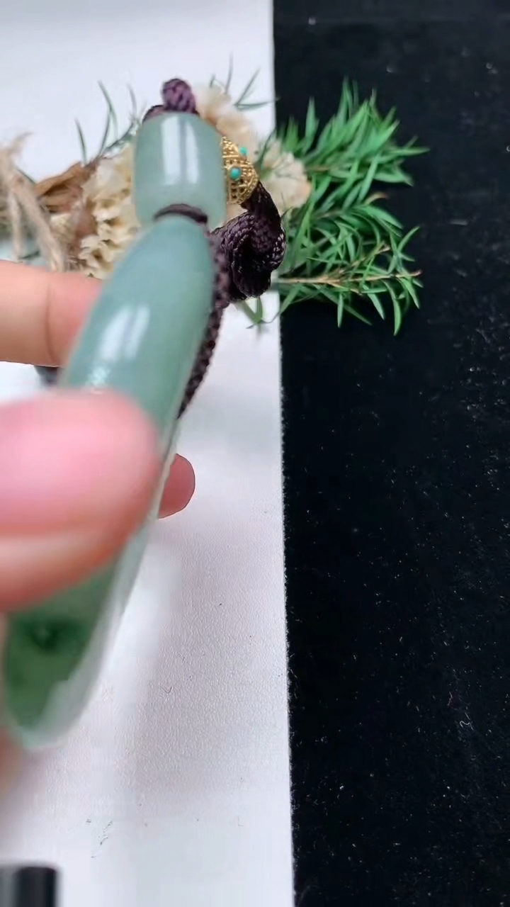 天然A货翡翠飘花平安扣吊坠，尺寸58.4-9.9，重量:78.83g
4月15日