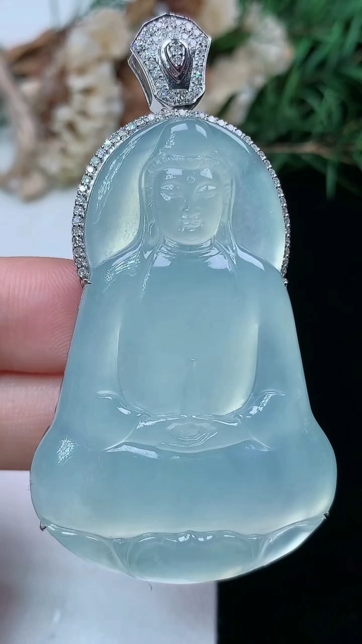 天然A货翡翠白冰素衣观音吊坠，尺寸50-33.5-8.5，重量:20.19g
4月15日