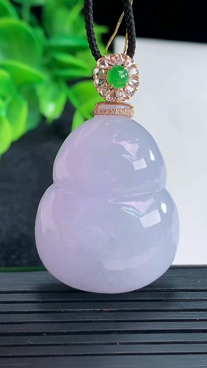 天然A货翡翠18K金紫罗兰葫芦吊坠尺寸45.5-27.9-11.3重量:22.49g
4月15日