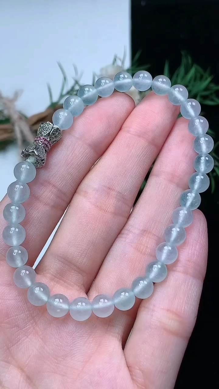 天然A货翡翠白冰圆珠手串，尺寸5.8-30颗，重量:12.36g4月15日
工厂直销收藏佳品,种好水