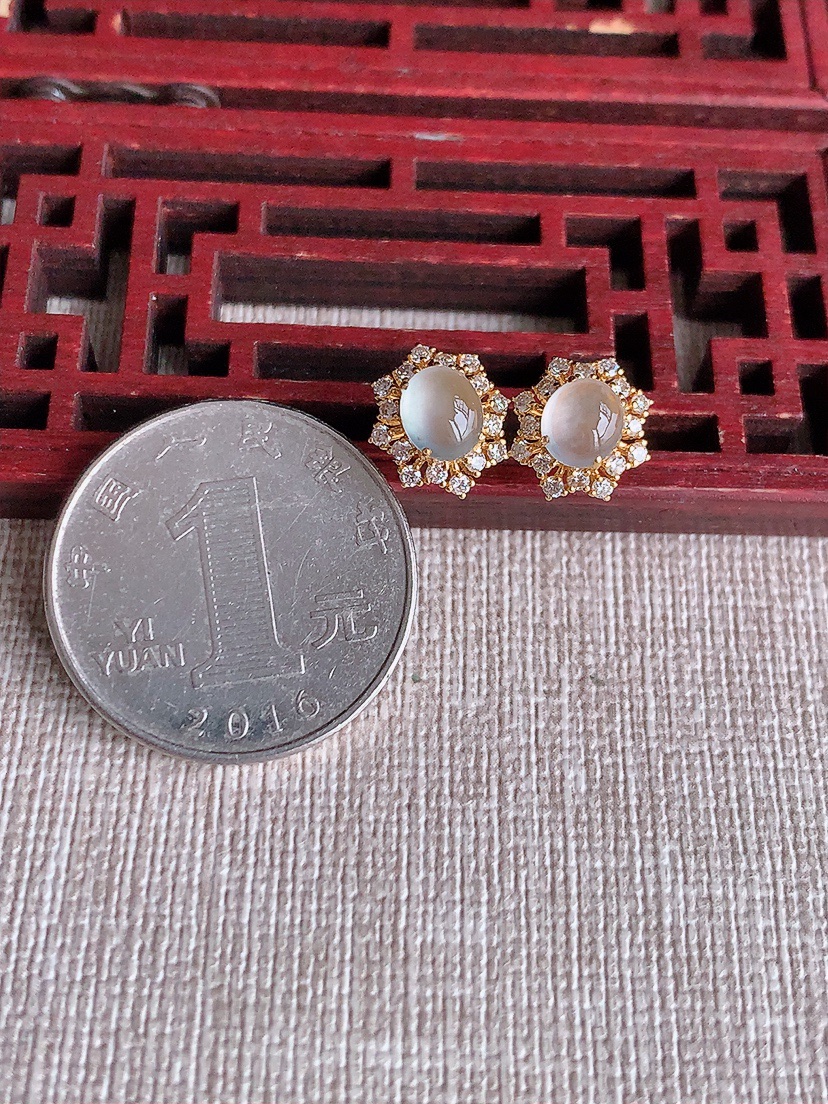 天然A货翡翠18K金伴钻镶嵌白冰白月光蛋面耳钉 
尺寸6.3-5.3mm 重量1.46g 0414