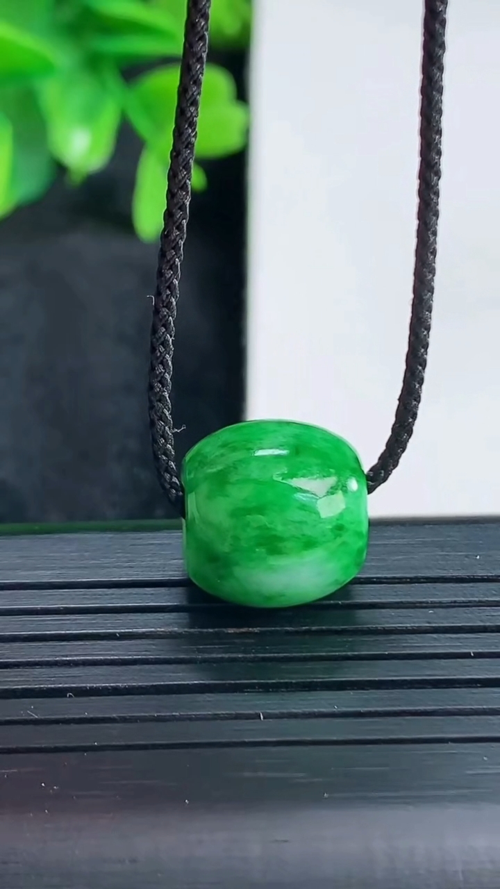 天然A货翡翠路路通吊坠尺寸12.7-13.6重量:3.60g
4月15日