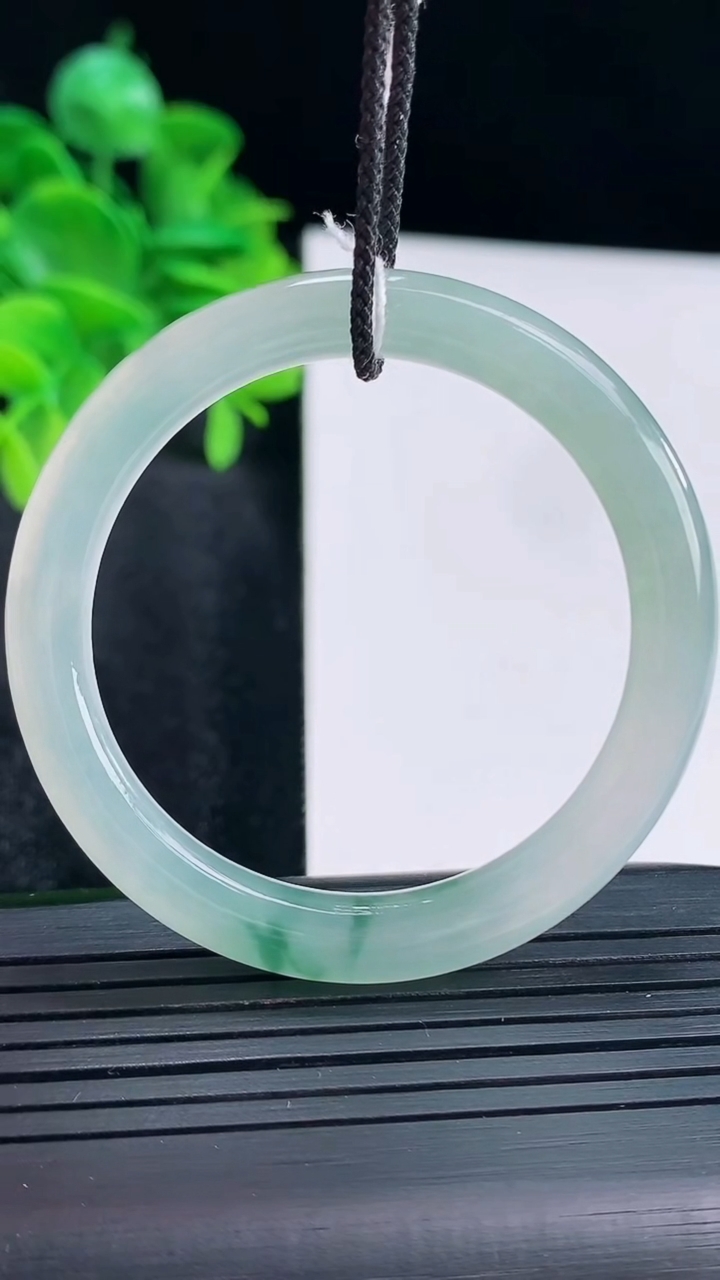 天然A货翡翠飘花平安环吊坠尺寸51.7-5.1重量:13.43g
4月15日