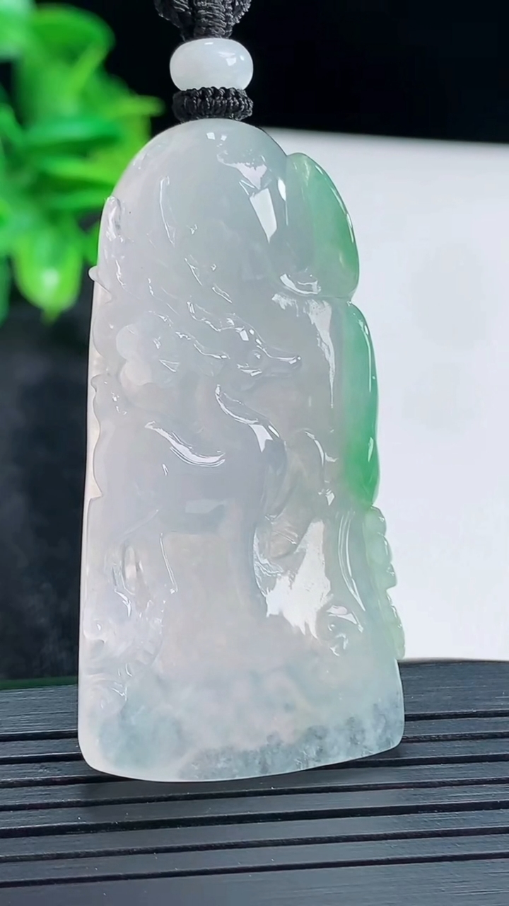 天然A货翡翠梅花鹿吊坠尺寸52.7-26.5-9.5重量:25.89g
4月15日