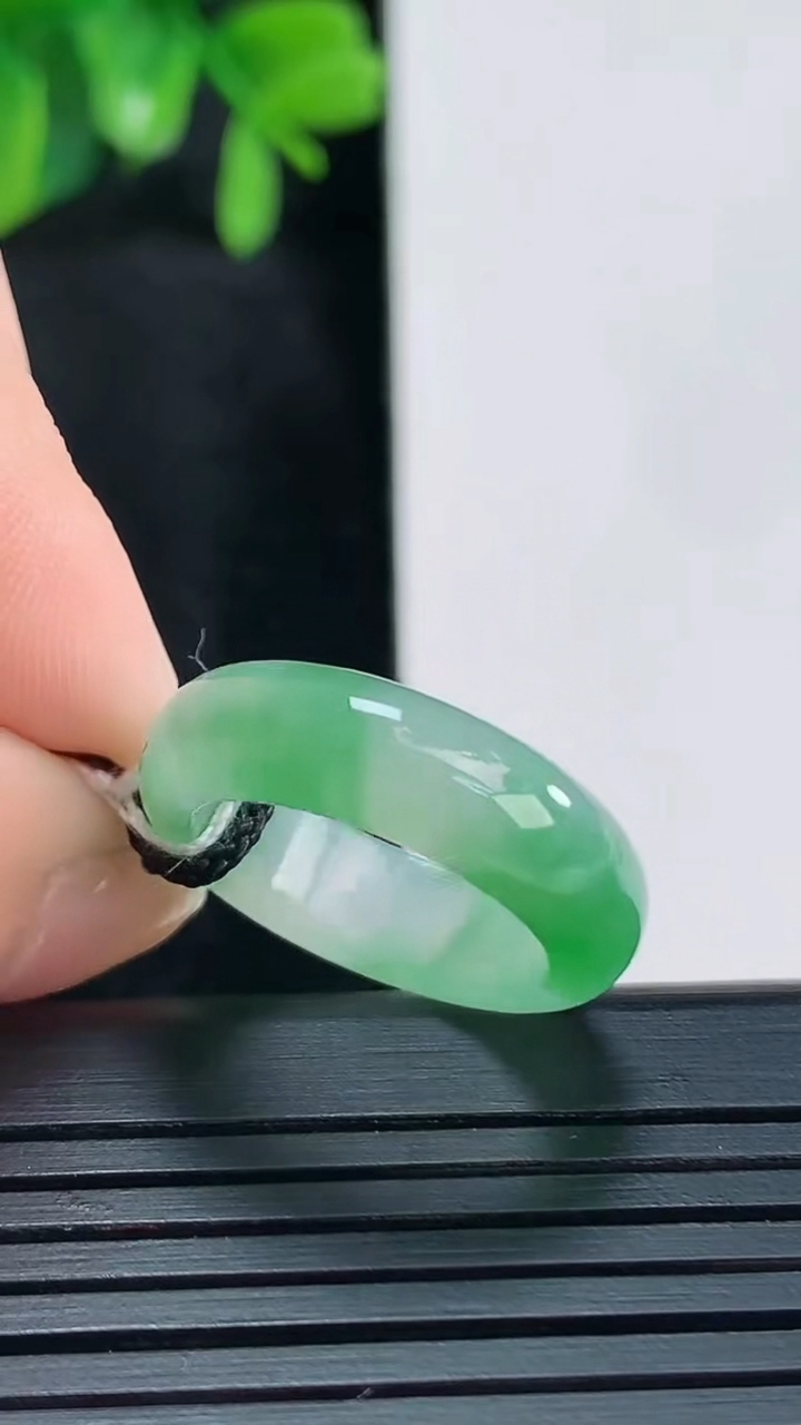 天然A货翡翠指环戒指尺寸16.2-5.7-3重量:3.46g2026年4月15日
工厂直销收藏佳品,种好水足，色泽均匀，有种有色，上手高大气！