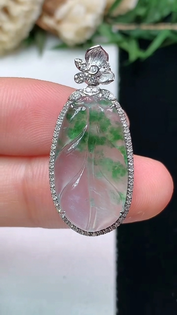 天然A货翡翠金枝玉叶 叶子吊坠，尺寸30.4-13.5-7，裸石21.2-11.3，重量:2.69g
4月15日，重量:2.69g