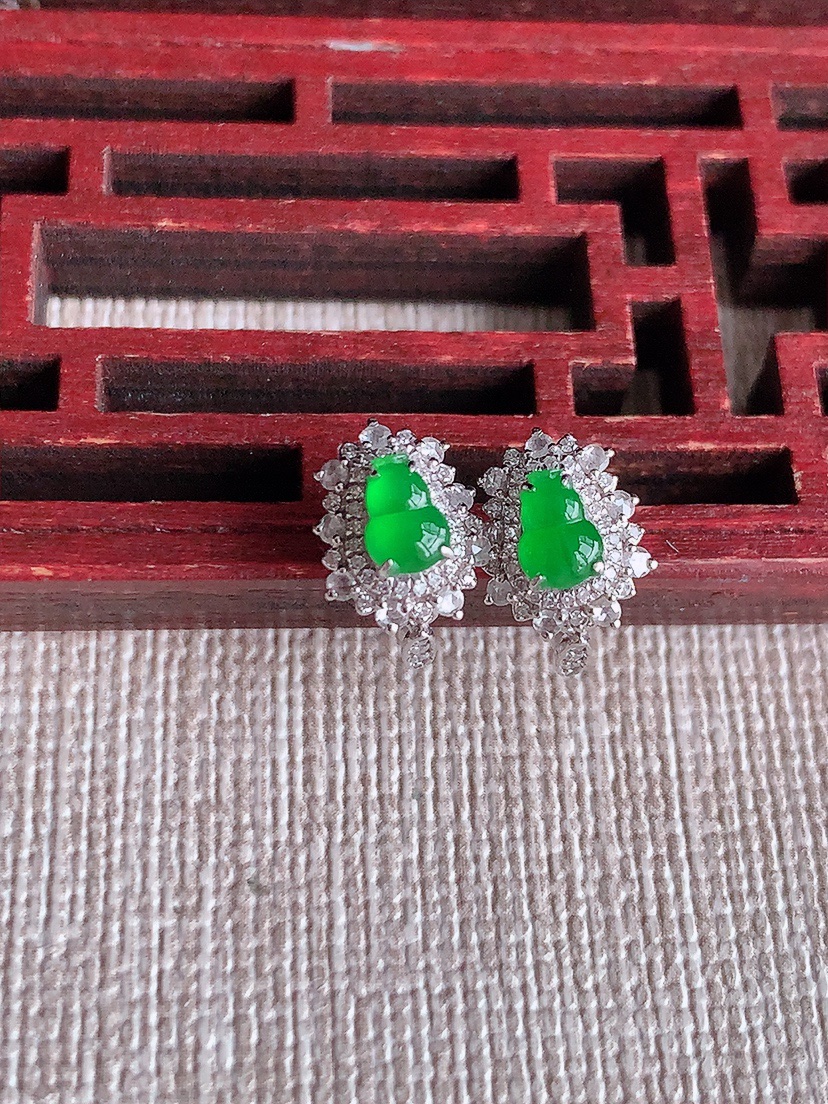 天然A货翡翠18K金伴钻镶嵌阳绿葫芦耳钉 
尺寸4.8-3mm 重量1.66g 0414