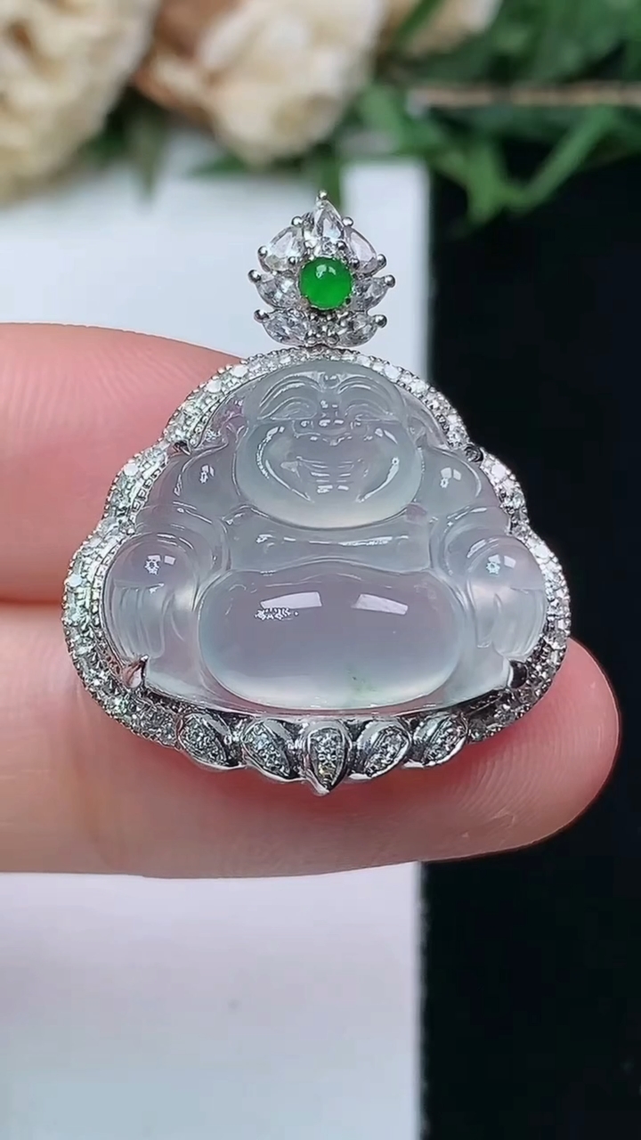 天然A货翡翠飘花佛公吊坠，尺寸27-22.6-9.2，裸石15.2-19.2，重量:4.70g
4月