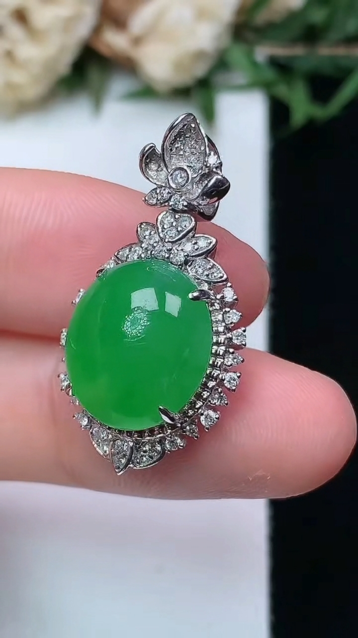 天然A货翡翠蛋面吊坠，尺寸28.2-15.3-10，裸石12.8-11.5
4月15日，重量:4.29g