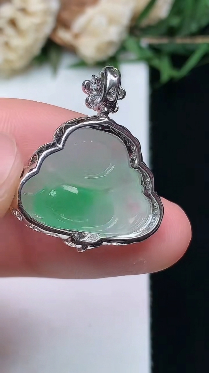 天然A货翡翠佛公吊坠，尺寸24.7-21.3-8.5，裸石14-18.8，重量:4.00g
4月15日