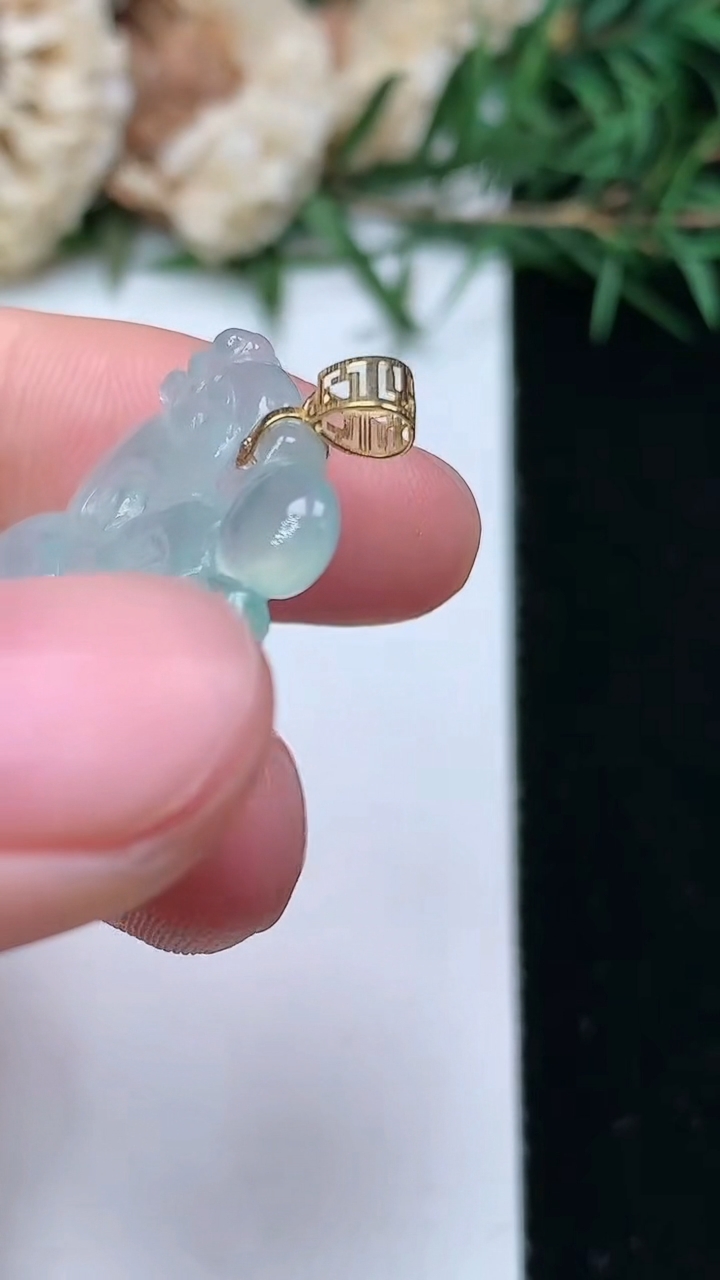 天然A货翡翠如意头吊坠，尺寸27.4-24-3.6，重量:4.75g
4月15日