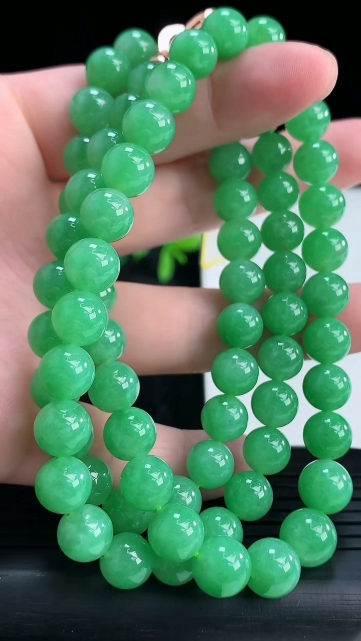 天然A货翡翠圆珠项链尺寸7.4-74颗重量:63.64g
4月15日