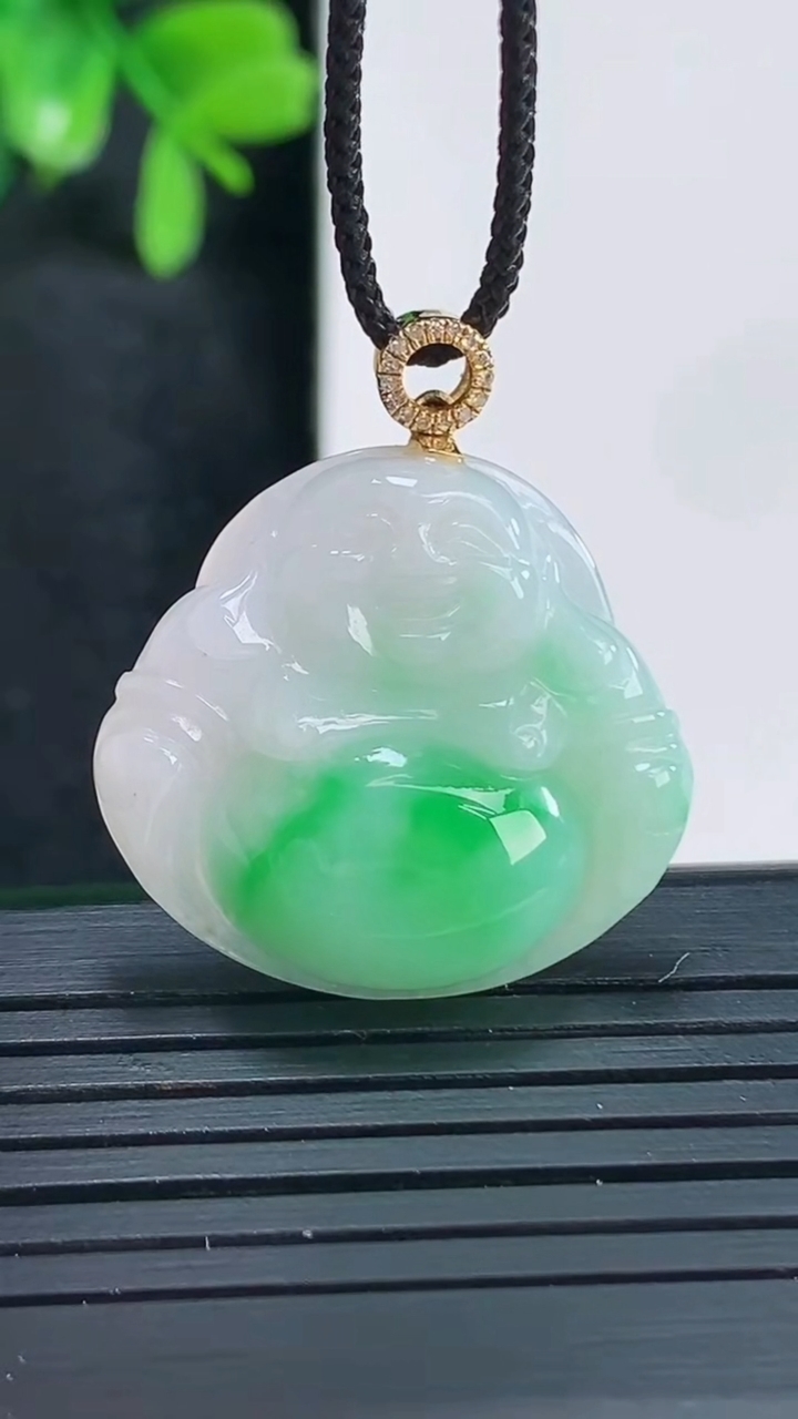 天然A货翡翠佛公吊坠尺寸23.9-25.8-5.4重量:5.75g
4月15日