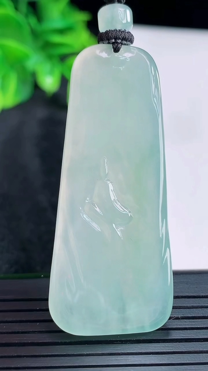 天然A货翡翠无相观音吊坠尺寸53.8-22.7-4.6重量:17.94g
4月15日