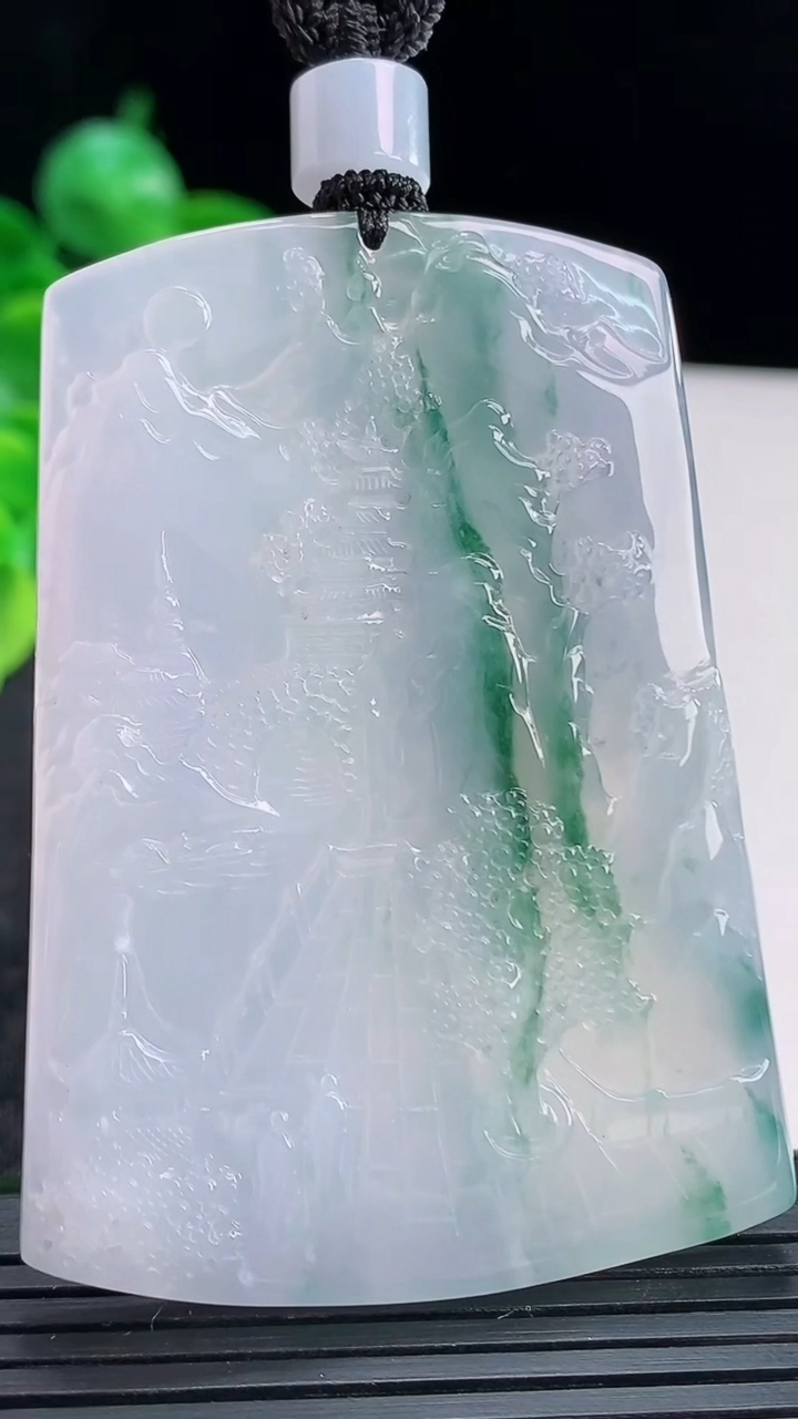 天然A货翡翠紫罗兰飘花山水牌吊坠尺寸62.4-44.9-5.2重量:44.30g
4月15日