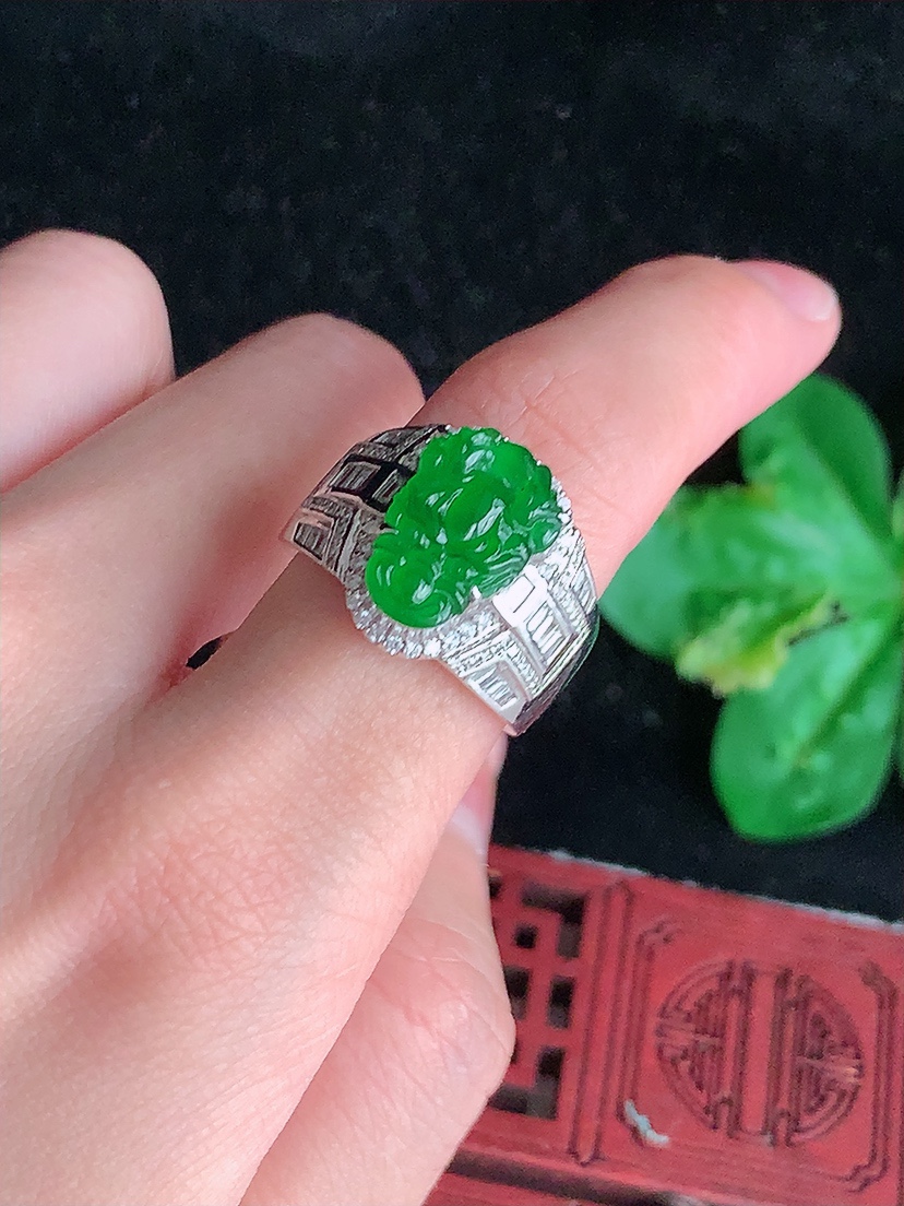 天然A货翡翠18K金伴钻镶嵌满绿龙牌戒指 圈口19裸石
尺寸14-9.8mm 重量7.66g 0414