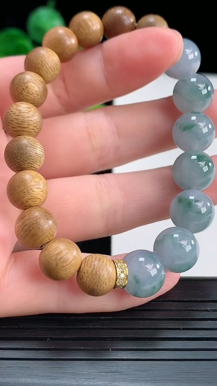 天然A货翡翠紫罗兰飘花圆珠手串尺寸9.7重量:15.01g4月15日
工厂直销收藏佳品,种好水足，色泽均匀，有种有色，上手高大气！