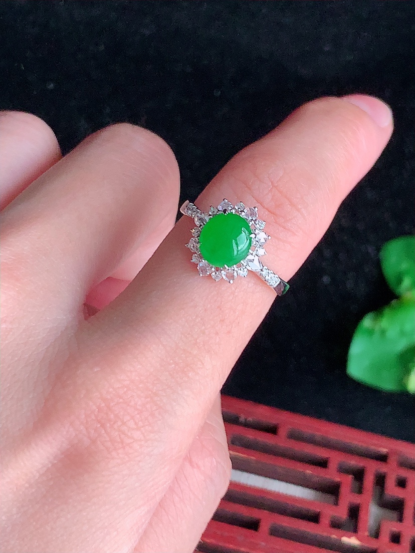 天然A货翡翠18K金伴钻镶嵌阳绿蛋面戒指 圈口17.3裸石
尺寸7-6.2mm 重量2.65g 0414