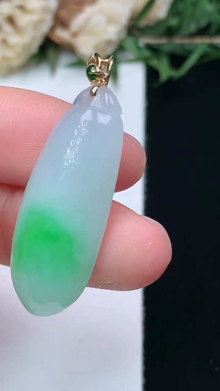 天然A货翡翠福瓜吊坠，尺寸31.3-12-7.5，重量:5.52g
4月15日