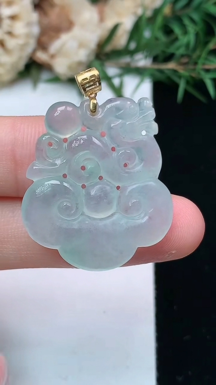 天然A货翡翠如意头吊坠，尺寸27.4-24-3.6，重量:4.75g
4月15日