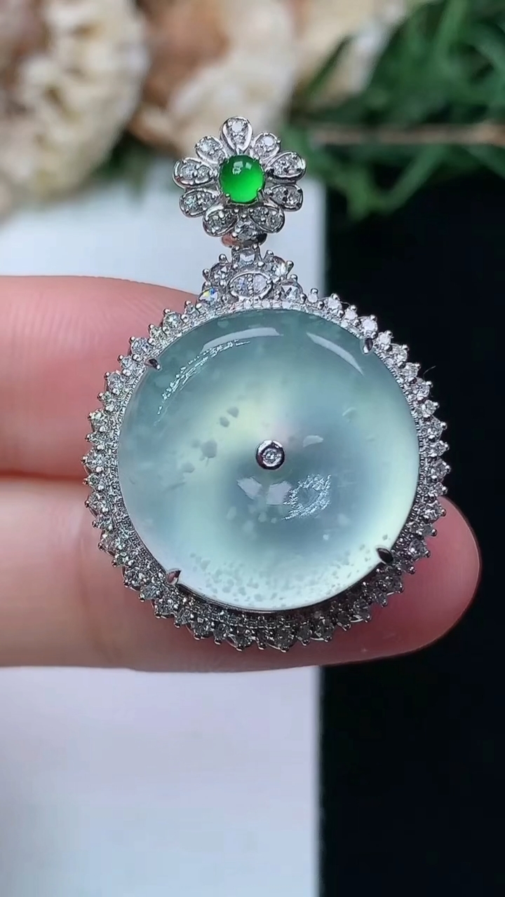 天然A货翡翠白冰平安扣吊坠，尺寸32-21.6-11.6，裸石17，重量:7.02g
4月15日