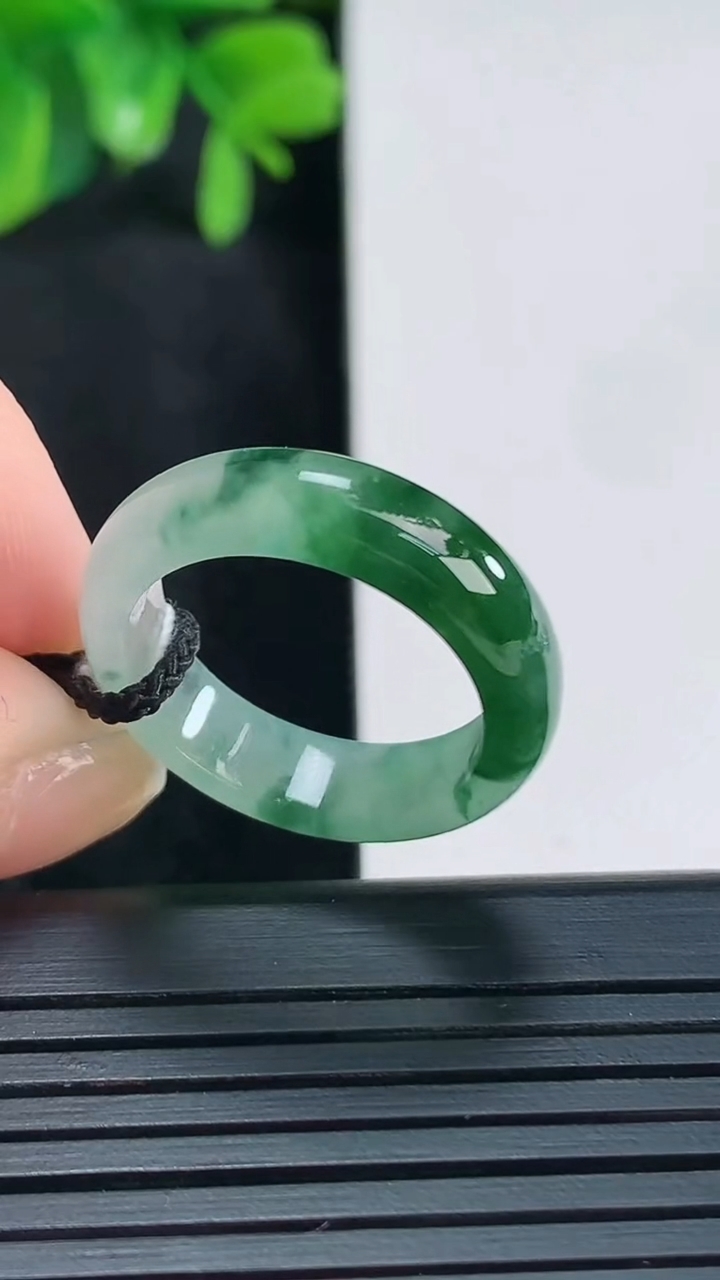 天然A货翡翠飘花指环戒指尺寸18.1-5.7-3重量:3.58g2026年4月15日
工厂直销收藏佳品,种好水足，色泽均匀，有种有色，上手高大气！