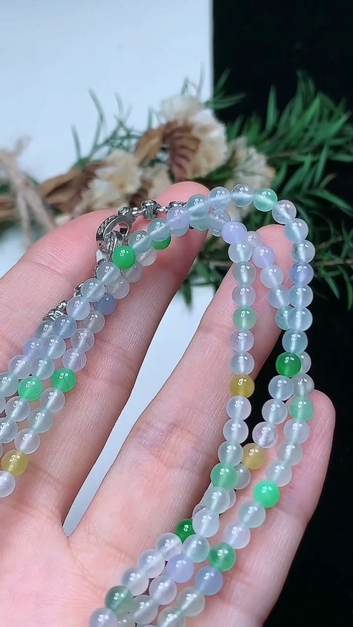 天然A货翡翠三彩小米珠项链，尺寸3.8-154颗，重量:17.74g
4月15日