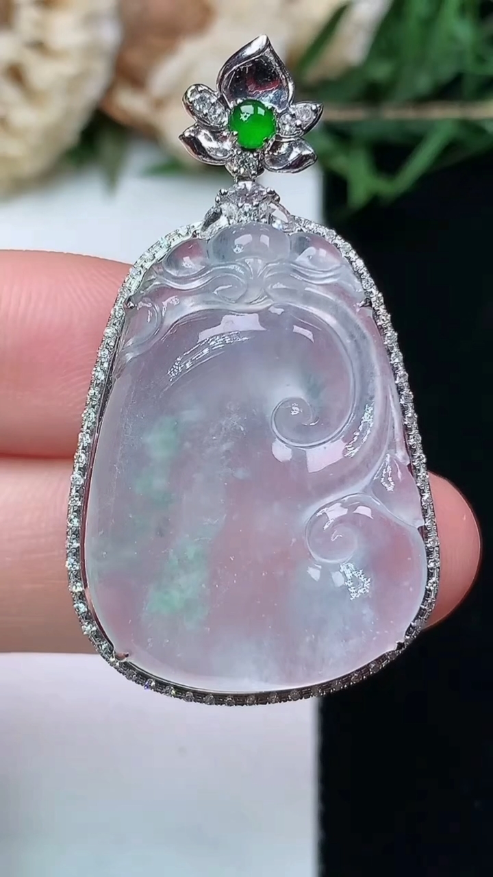 天然A货翡翠如意吊坠，尺寸40-22.8-8.9，裸石27.4-20，重量:6.85g
4月15日