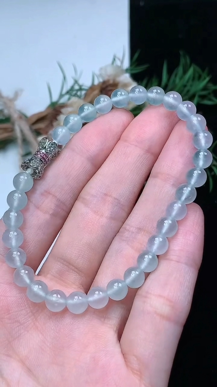天然A货翡翠白冰圆珠手串，尺寸5.8-30颗，重量:12.36g4月15日
工厂直销收藏佳品,种好水足，色泽均匀，有种有色，上手高大气！