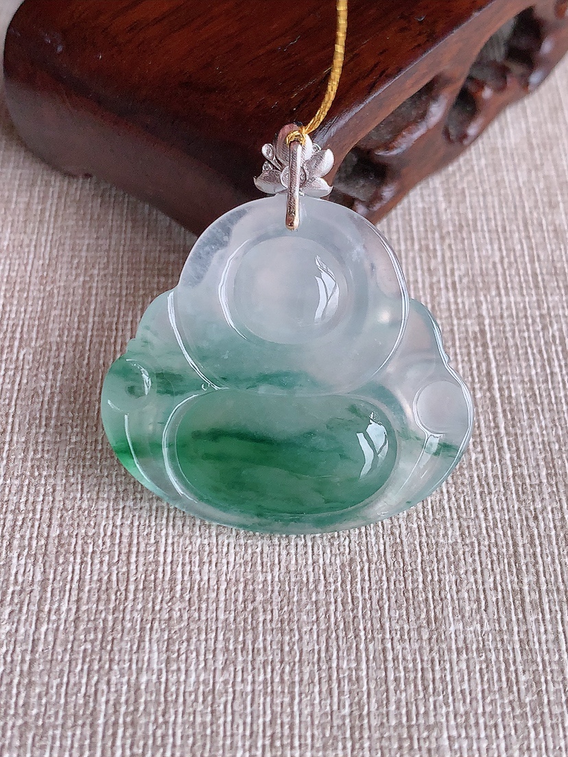 天然A货翡翠18K金扣头飘花佛公吊坠 
尺寸39-31.6-35.2-6.5mm 重量11.00g 