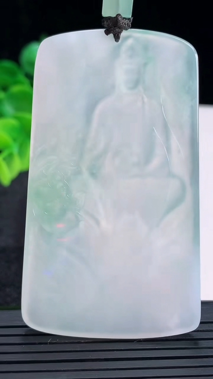 天然A货翡翠观音菩萨吊坠尺寸69.5-41-4.9重量:42.35g
4月15日