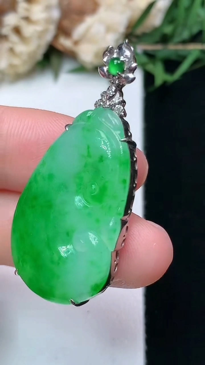 天然A货翡翠如意吊坠，尺寸28.3-17.7-6，重量:5.99g
4月15日