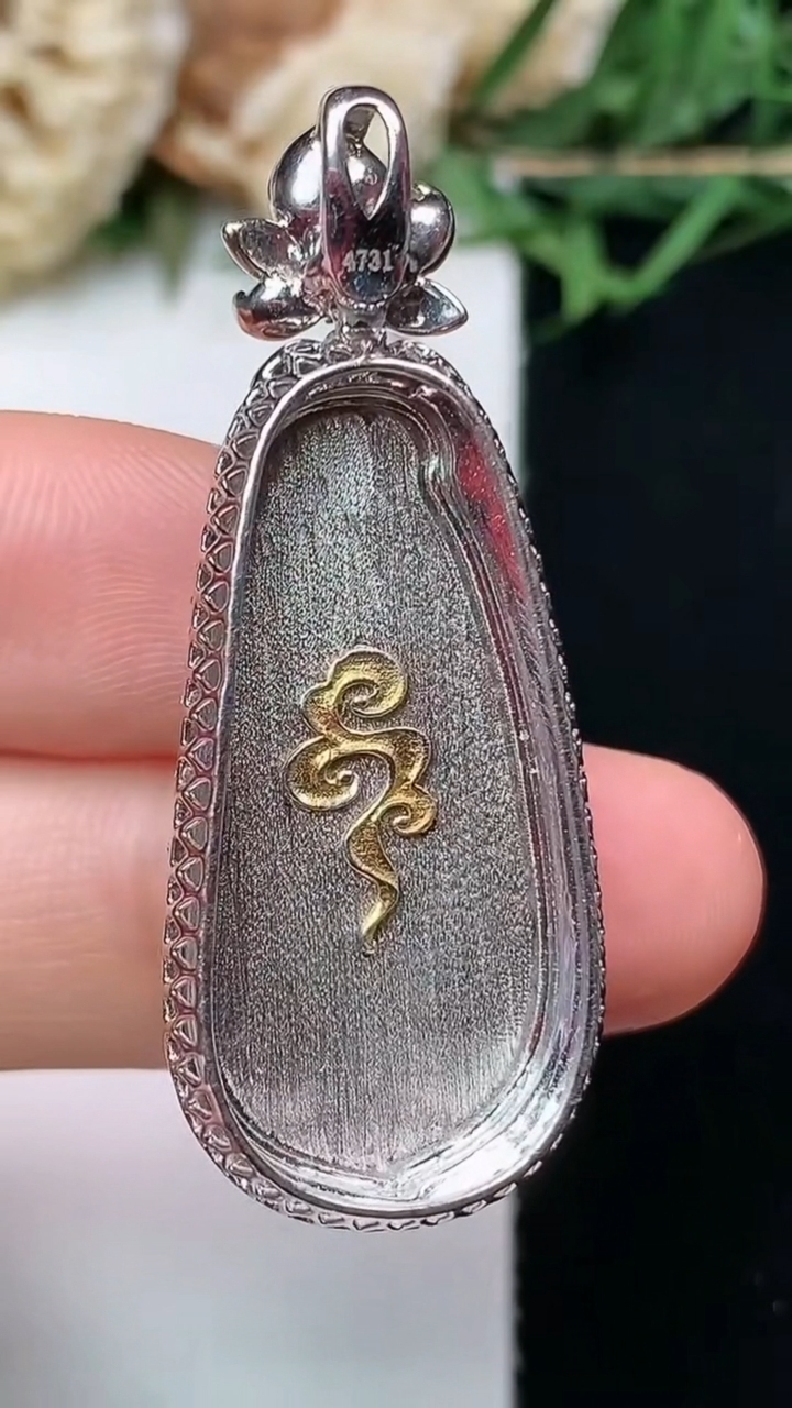 天然A货翡翠福豆吊坠，尺寸41.2-16.2-9.2，裸石29.6-13.7，重量:6.30g
4月15日